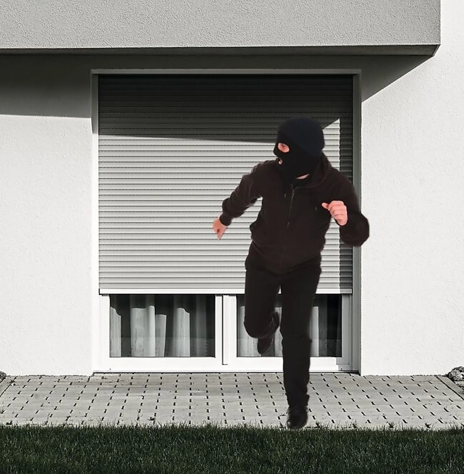 Inbreker rent weg omdat het rolluik automatisch omlaag gaat