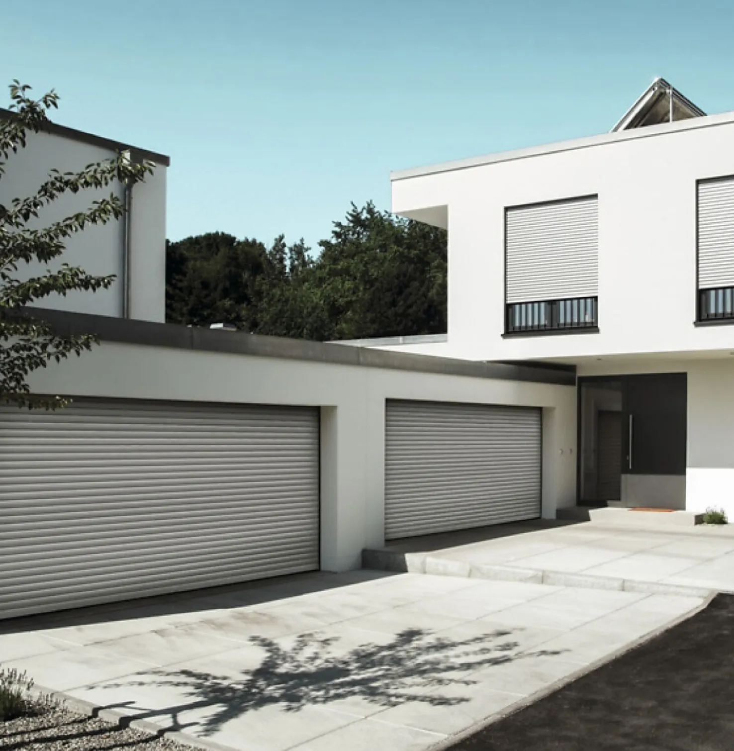 Huis overdag met twee dubbele garages