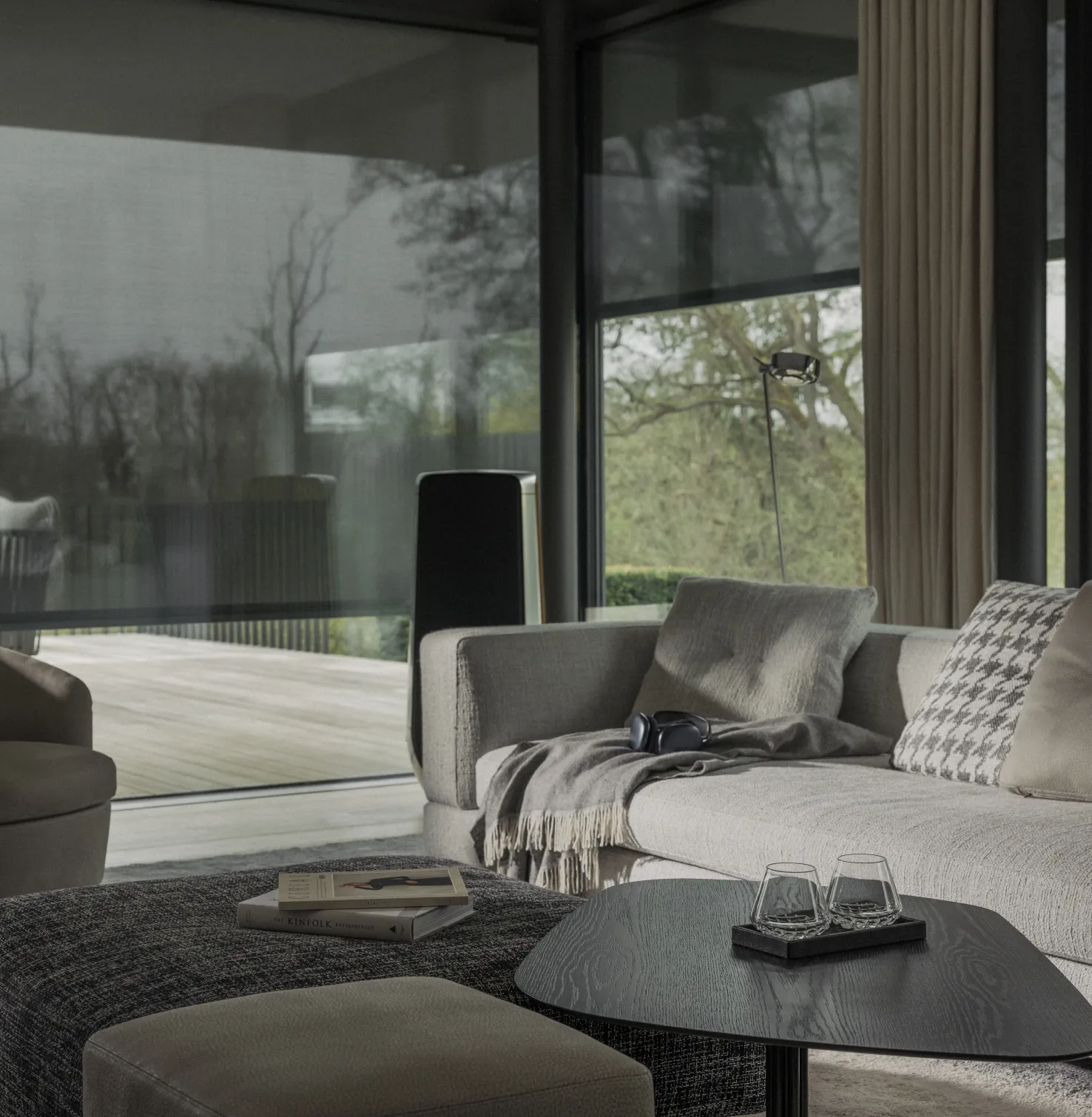 Woonkamer met ROMA screens van textiel - windstabiele verticale zonwering op maat