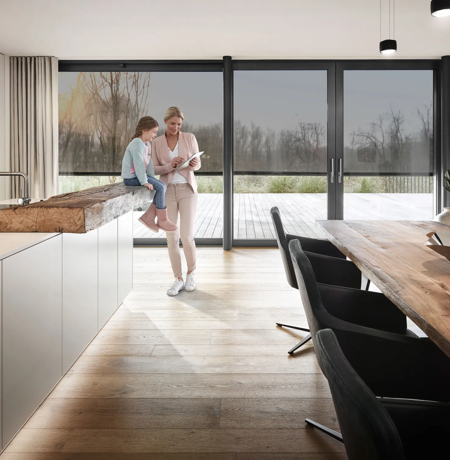 Keuken met ROMA screens en vrouw met haar kind aan het aanrecht